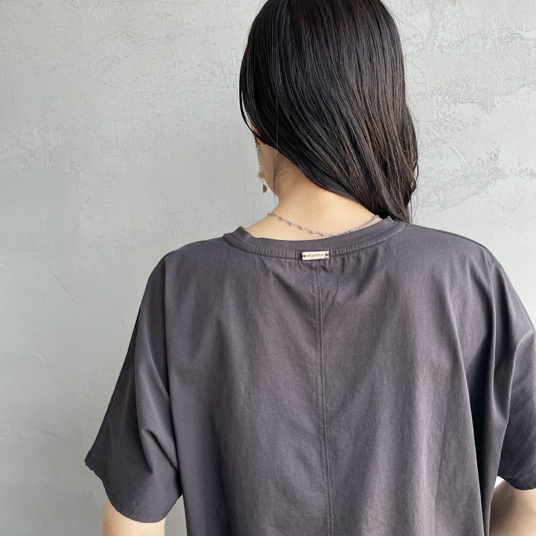 MICA&DEAL × JEANSFACTORY [マイカアンドディール × ジーンズファクトリー] ワイドショートスリーブTシャツ [0125209172-JF] CHARCOAL &&モデル身長：160cm 着用サイズ：F&&