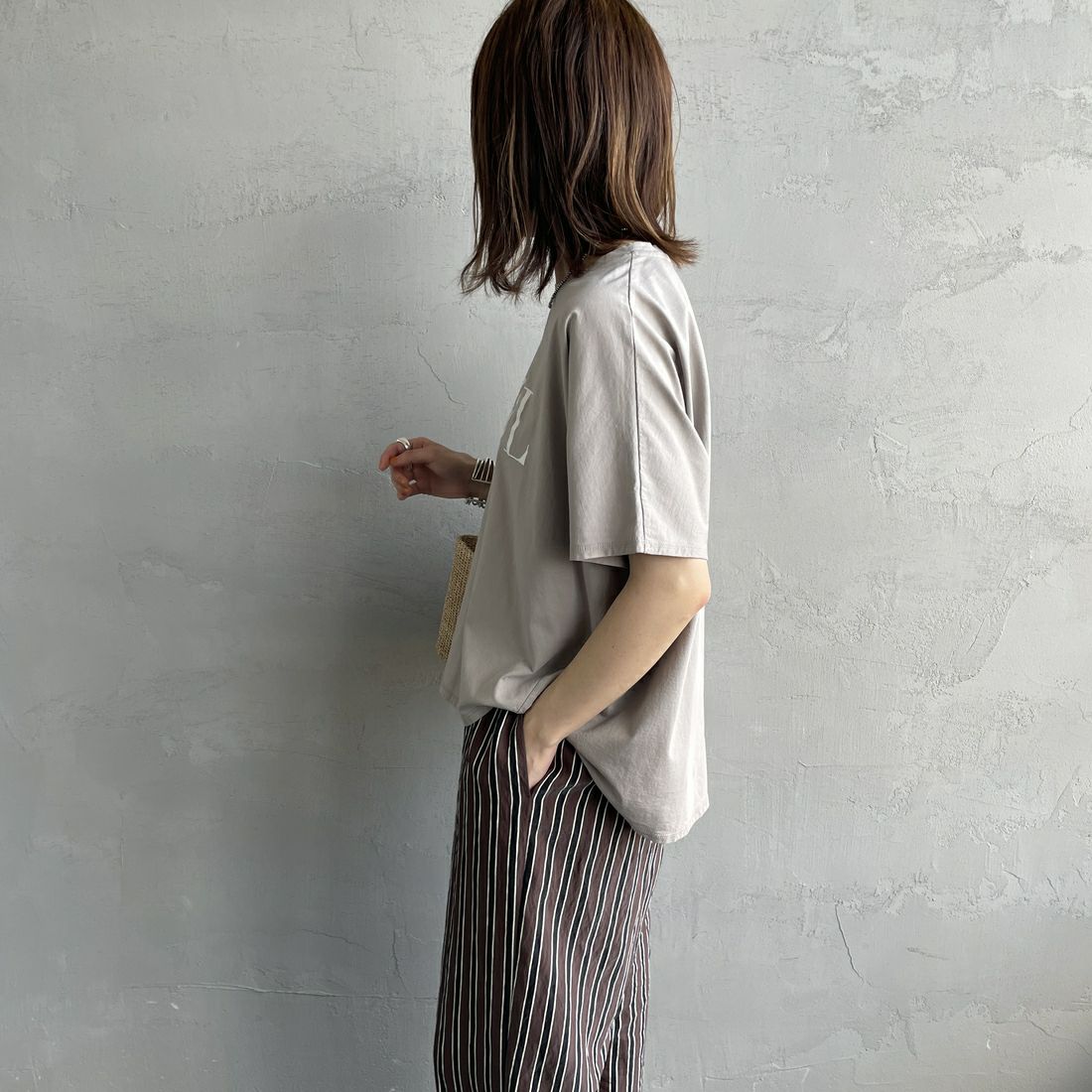 MICA&DEAL × JEANSFACTORY [マイカアンドディール × ジーンズファクトリー] ワイドショートスリーブTシャツ [0125209172-JF] GREIGE &&モデル身長：158cm 着用サイズ：F&&