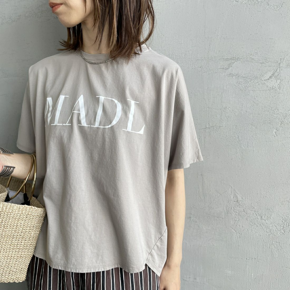 MICA&DEAL × JEANSFACTORY [マイカアンドディール × ジーンズファクトリー] ワイドショートスリーブTシャツ [0125209172-JF] GREIGE &&モデル身長：158cm 着用サイズ：F&&