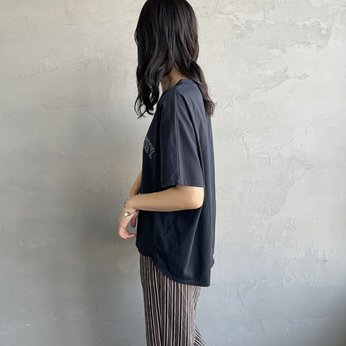 MICA&DEAL × JEANSFACTORY [マイカアンドディール × ジーンズファクトリー] ワイドショートスリーブTシャツ [0125209173-JF] NAVY &&モデル身長：160cm 着用サイズ：F&&