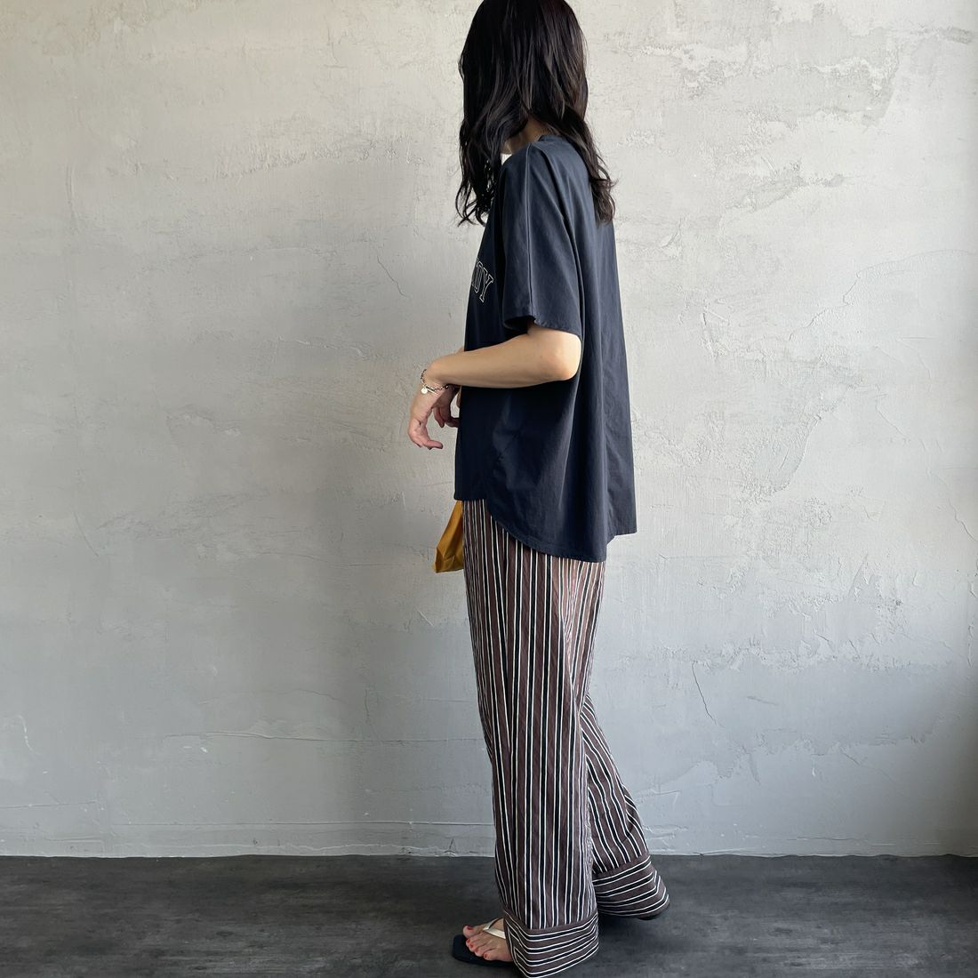MICA&DEAL × JEANSFACTORY [マイカアンドディール × ジーンズファクトリー] ワイドショートスリーブTシャツ [0125209173-JF] NAVY &&モデル身長：160cm 着用サイズ：F&&
