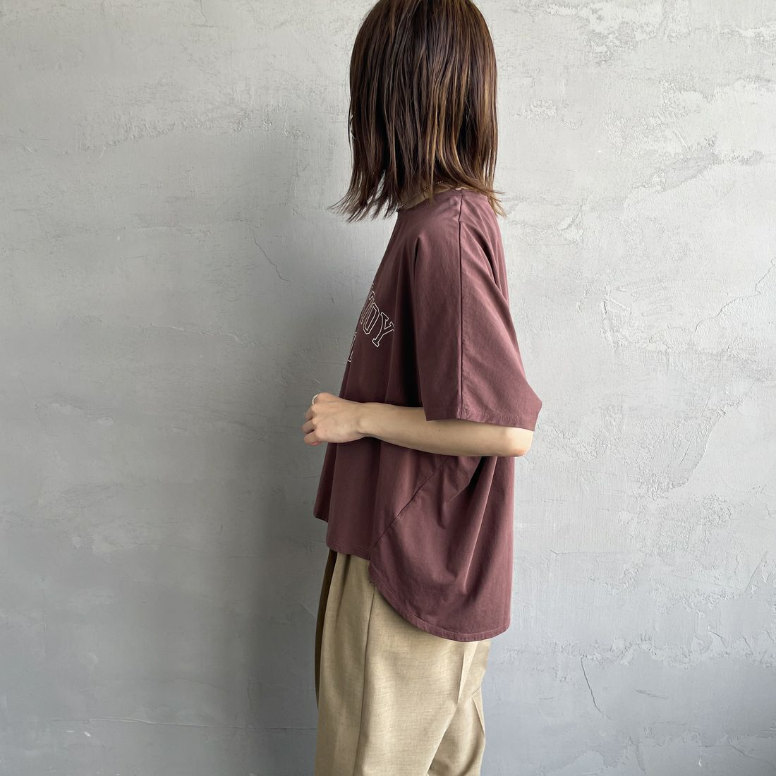 MICA&DEAL × JEANSFACTORY [マイカアンドディール × ジーンズファクトリー] ワイドショートスリーブTシャツ [0125209173-JF] BROWN &&モデル身長：158cm 着用サイズ：F&&