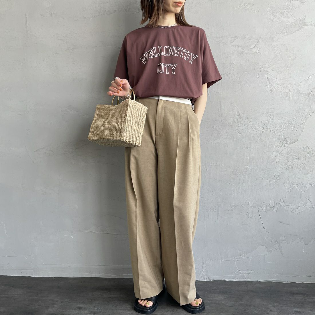 MICA&DEAL × JEANSFACTORY [マイカアンドディール × ジーンズファクトリー] ワイドショートスリーブTシャツ [0125209173-JF] BROWN &&モデル身長：158cm 着用サイズ：F&&