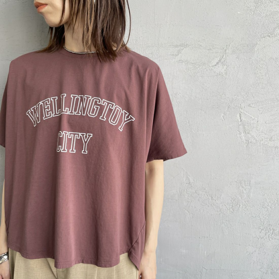 MICA&DEAL × JEANSFACTORY [マイカアンドディール × ジーンズファクトリー] ワイドショートスリーブTシャツ [0125209173-JF] BROWN &&モデル身長：158cm 着用サイズ：F&&