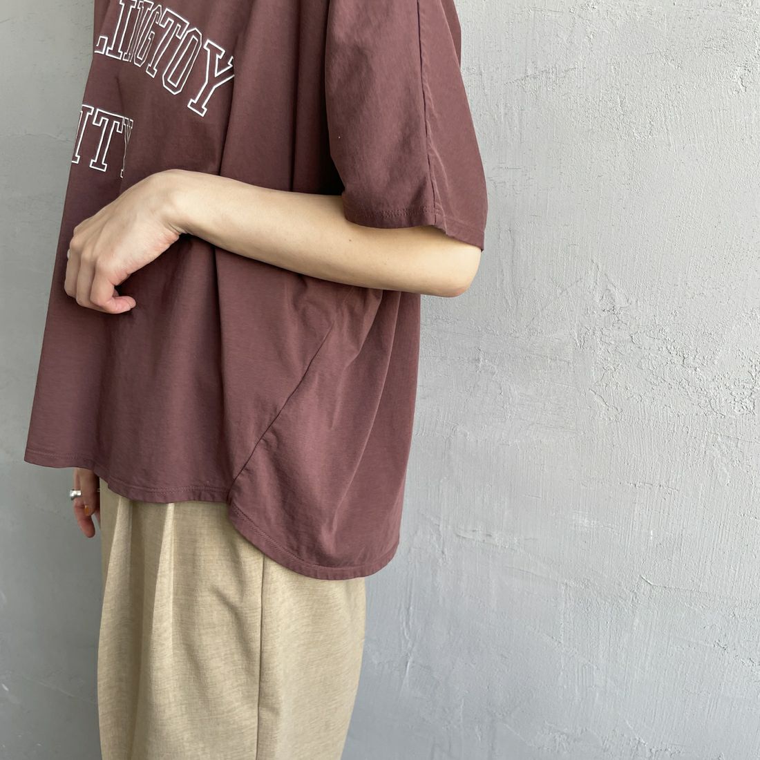 MICA&DEAL × JEANSFACTORY [マイカアンドディール × ジーンズファクトリー] ワイドショートスリーブTシャツ [0125209173-JF] BROWN &&モデル身長：158cm 着用サイズ：F&&