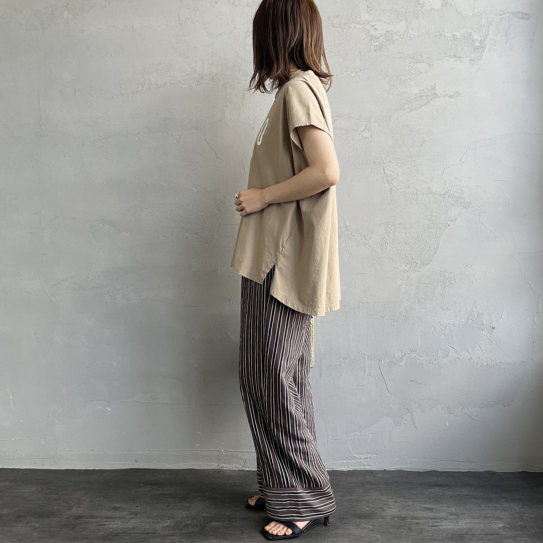 MICA&DEAL × JEANSFACTORY [マイカアンドディール × ジーンズファクトリー] フレンチスリーブ Tシャツ [0125209175-JF] BEIGE &&モデル身長：158cm 着用サイズ：F&&
