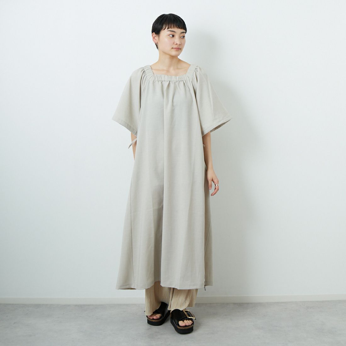 THOUSAND MILE [サウザンド マイル] ギャザードレス [TM251LL00262] ASH &&モデル身長：160cm 着用サイズ：F&&