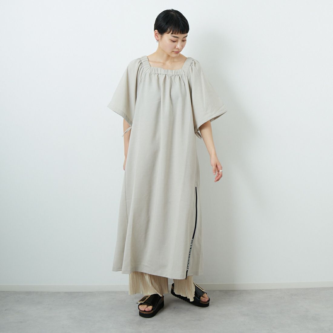 THOUSAND MILE [サウザンド マイル] ギャザードレス [TM251LL00262] ASH &&モデル身長：160cm 着用サイズ：F&&