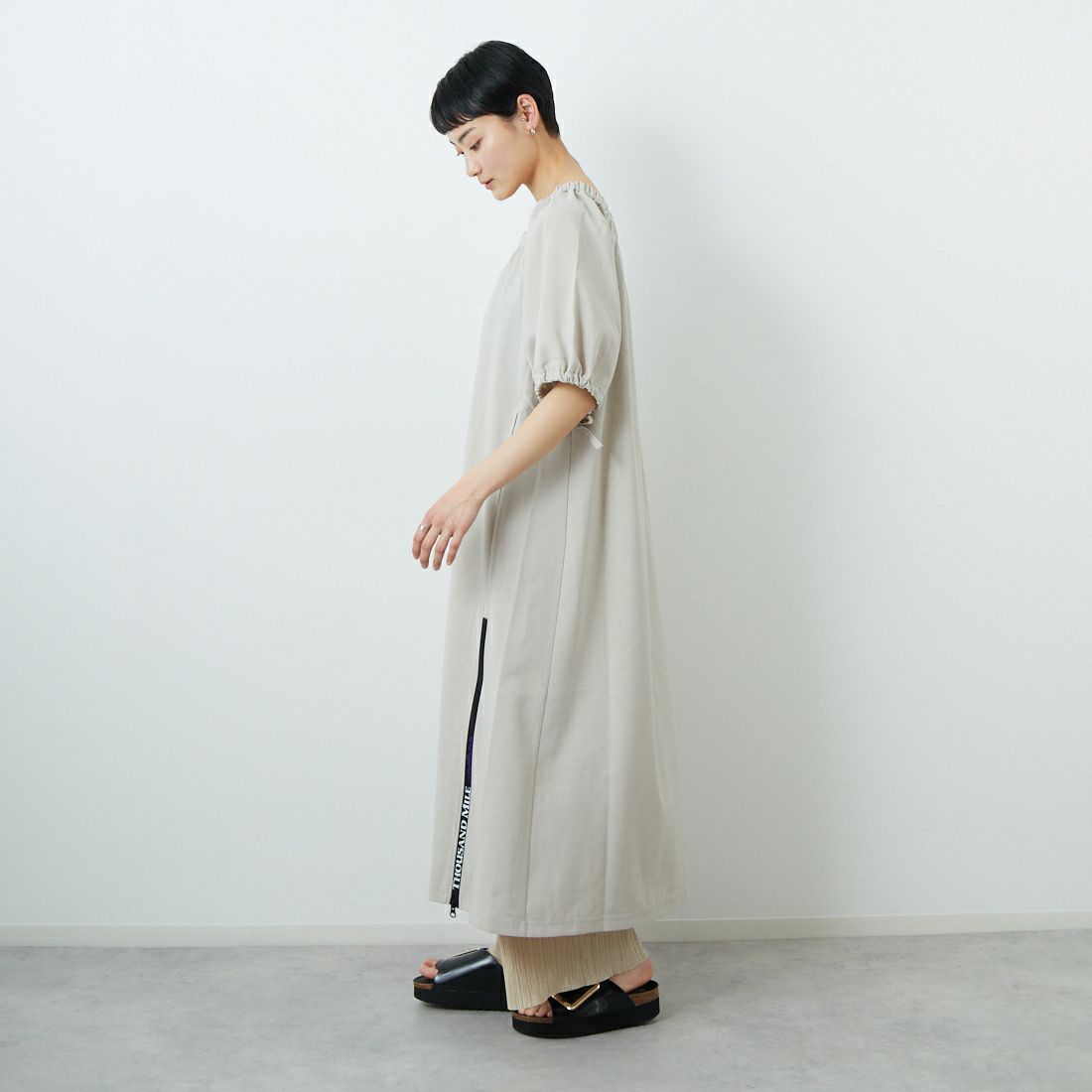 THOUSAND MILE [サウザンド マイル] ギャザードレス [TM251LL00262] ASH &&モデル身長：160cm 着用サイズ：F&&