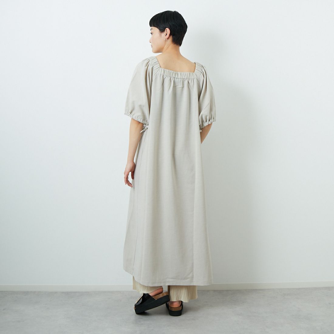 THOUSAND MILE [サウザンド マイル] ギャザードレス [TM251LL00262] ASH &&モデル身長：160cm 着用サイズ：F&&