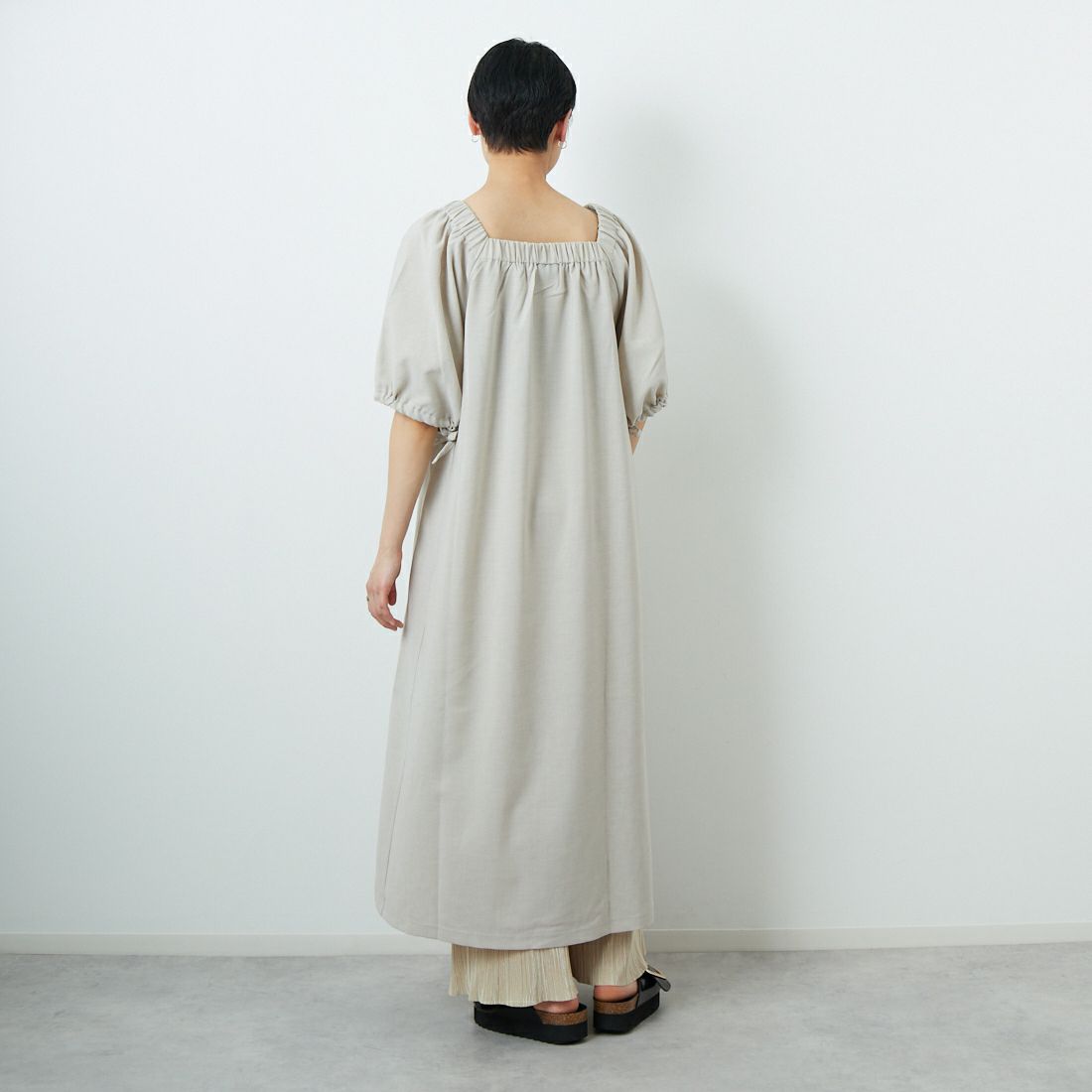 THOUSAND MILE [サウザンド マイル] ギャザードレス [TM251LL00262] ASH &&モデル身長：160cm 着用サイズ：F&&