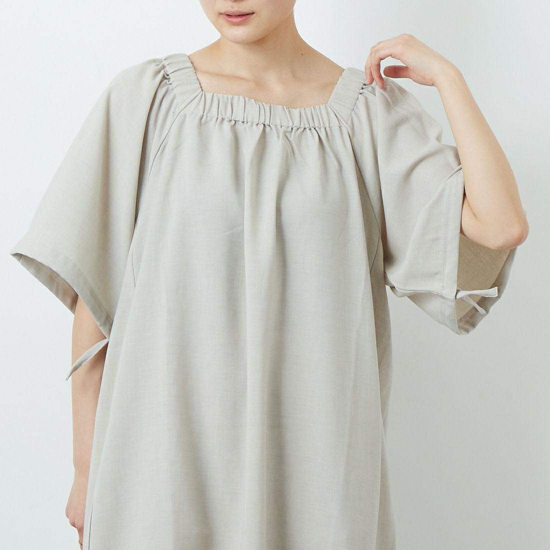 THOUSAND MILE [サウザンド マイル] ギャザードレス [TM251LL00262] ASH &&モデル身長：160cm 着用サイズ：F&&