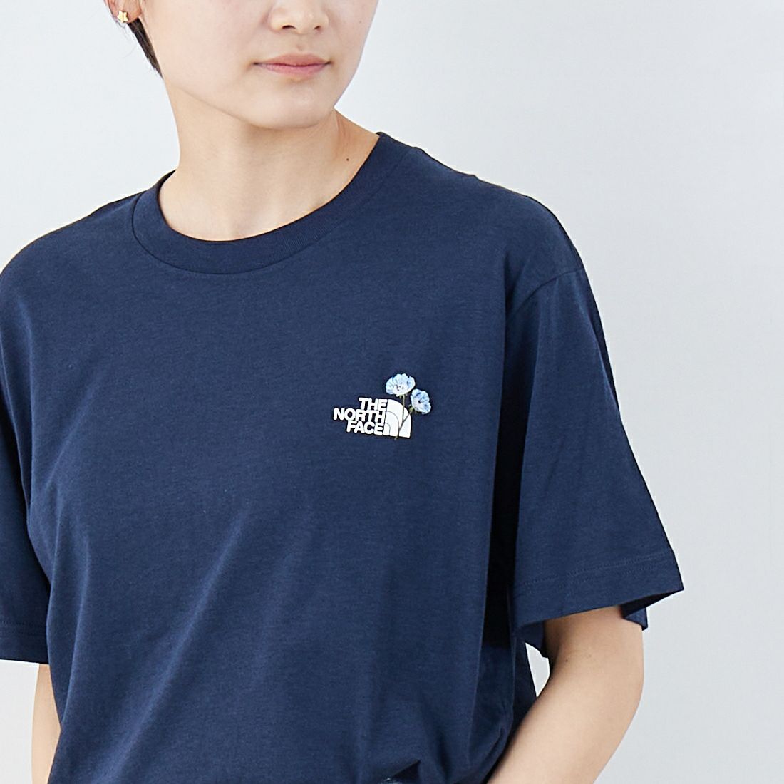 THE NORTH FACE [ザ ノースフェイス] ショートスリーブフラワーロゴTシャツ [NT32546] UN &&モデル身長：160cm 着用サイズ：S&&