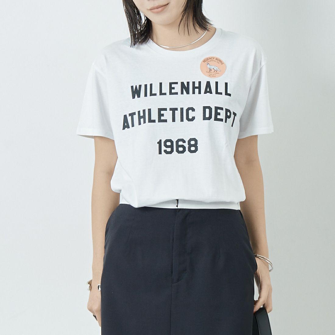 REGENCY WORKS [リージェンシーワークス] ロゴプリントショートスリーブTシャツ [02076-12] WHITE/BLAC &&モデル身長：167cm 着用サイズ：M&&