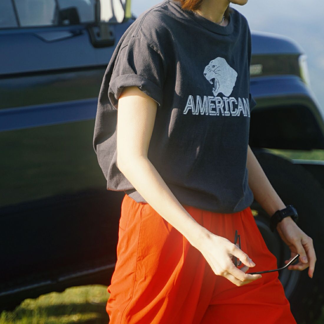 Americana × JEANS FACTORY [アメリカーナ × ジーンズファクトリー] 別注 オゾンバイオ加工 ロゴプリントTシャツ [ASO-795-1-JF] SUMIKURO&& モデル身長：167cm 着用サイズ：F&&
