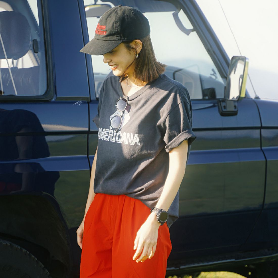 Americana × JEANS FACTORY [アメリカーナ × ジーンズファクトリー] 別注 オゾンバイオ加工 ロゴプリントTシャツ [ASO-795-1-JF] SUMIKURO&& モデル身長：167cm 着用サイズ：F&&