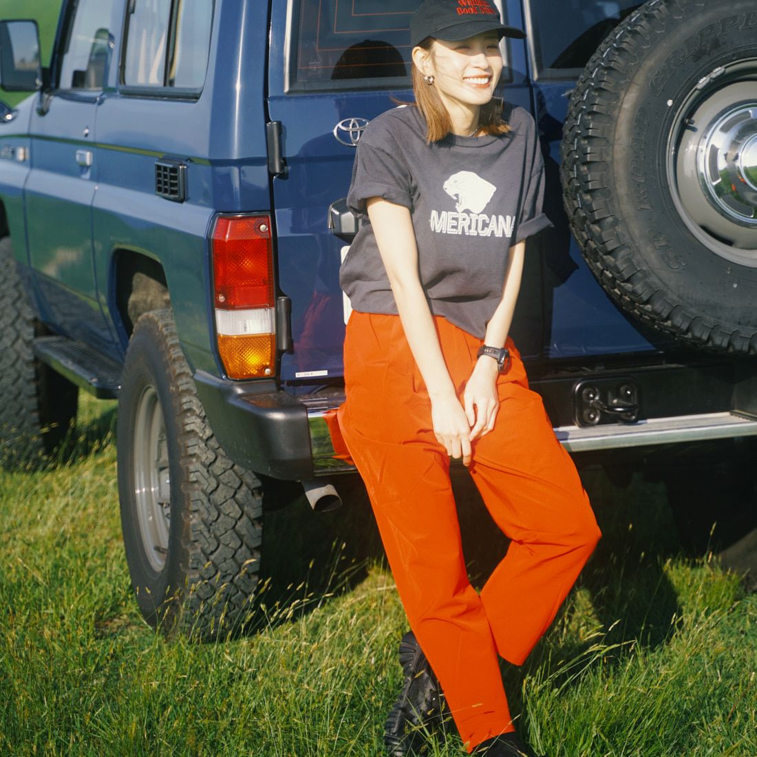 Americana × JEANS FACTORY [アメリカーナ × ジーンズファクトリー] 別注 オゾンバイオ加工 ロゴプリントTシャツ [ASO-795-1-JF] SUMIKURO&& モデル身長：167cm 着用サイズ：F&&