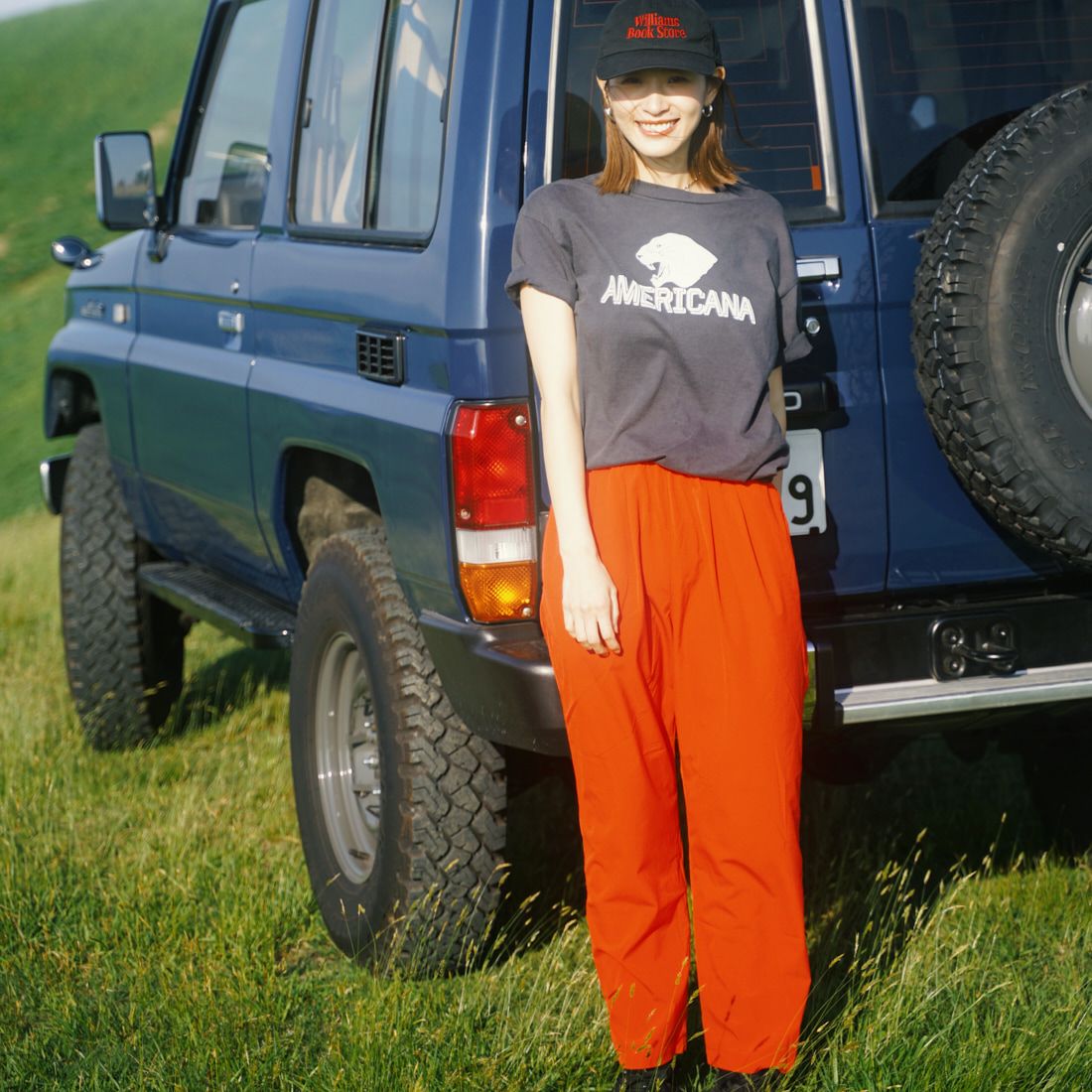 Americana × JEANS FACTORY [アメリカーナ × ジーンズファクトリー] 別注 オゾンバイオ加工 ロゴプリントTシャツ [ASO-795-1-JF] SUMIKURO&& モデル身長：167cm 着用サイズ：F&&