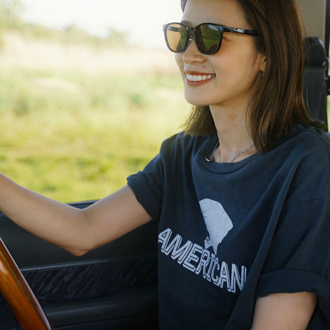 Americana × JEANS FACTORY [アメリカーナ × ジーンズファクトリー] 別注 オゾンバイオ加工 ロゴプリントTシャツ [ASO-795-1-JF] SUMIKURO&& モデル身長：167cm 着用サイズ：F&&