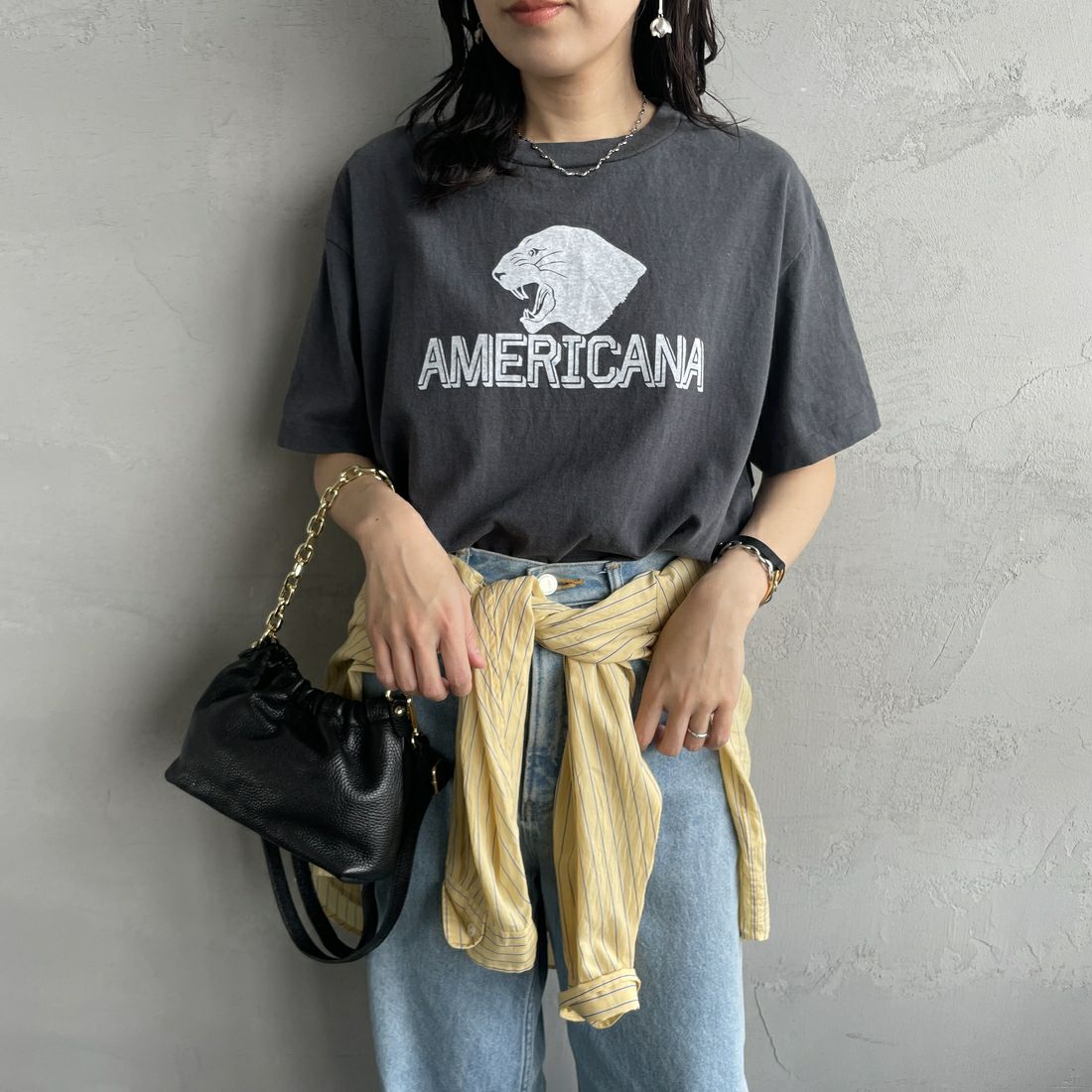 Americana × JEANS FACTORY [アメリカーナ × ジーンズファクトリー] 別注 オゾンバイオ加工 ロゴプリントTシャツ [ASO-795-1-JF] SUMIKURO &&モデル身長：160cm 着用サイズ：F&&