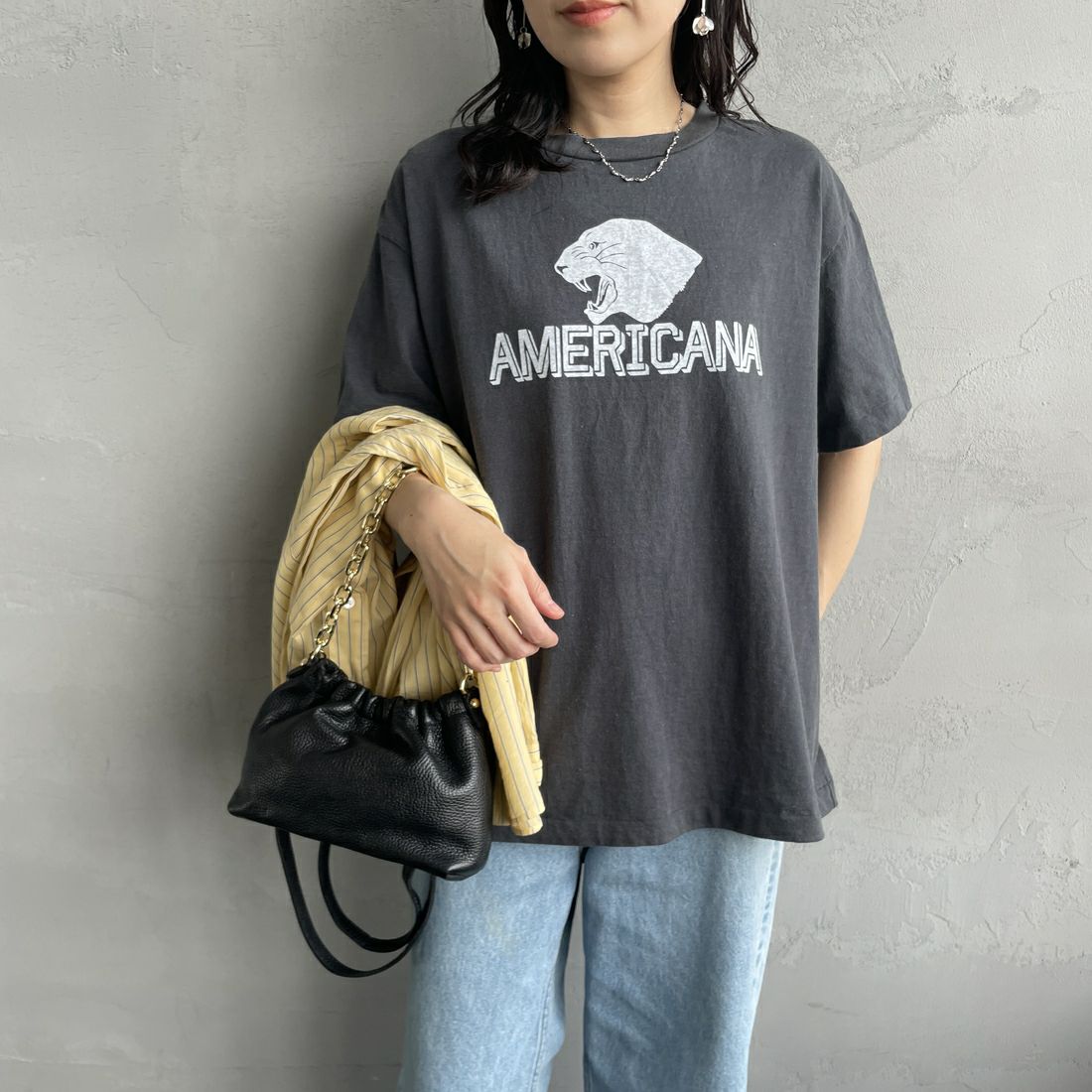 Americana × JEANS FACTORY [アメリカーナ × ジーンズファクトリー] 別注 オゾンバイオ加工 ロゴプリントTシャツ [ASO-795-1-JF] SUMIKURO &&モデル身長：160cm 着用サイズ：F&&