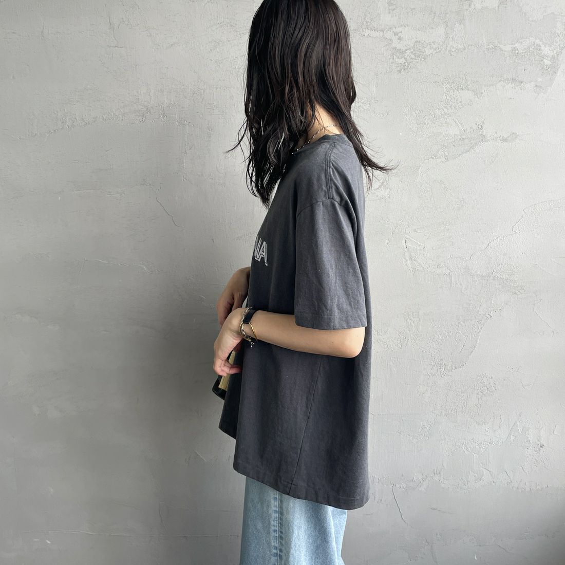 Americana × JEANS FACTORY [アメリカーナ × ジーンズファクトリー] 別注 オゾンバイオ加工 ロゴプリントTシャツ [ASO-795-1-JF] SUMIKURO &&モデル身長：160cm 着用サイズ：F&&