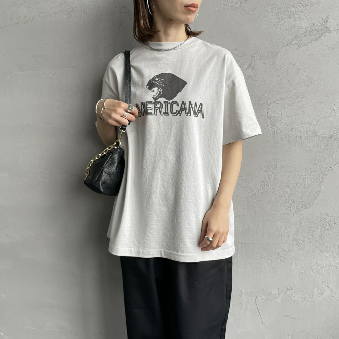 Americana × JEANS FACTORY [アメリカーナ × ジーンズファクトリー] 別注 オゾンバイオ加工 ロゴプリントTシャツ [ASO-795-1-JF] LT.GREY &&モデル身長：158cm 着用サイズ：F&&
