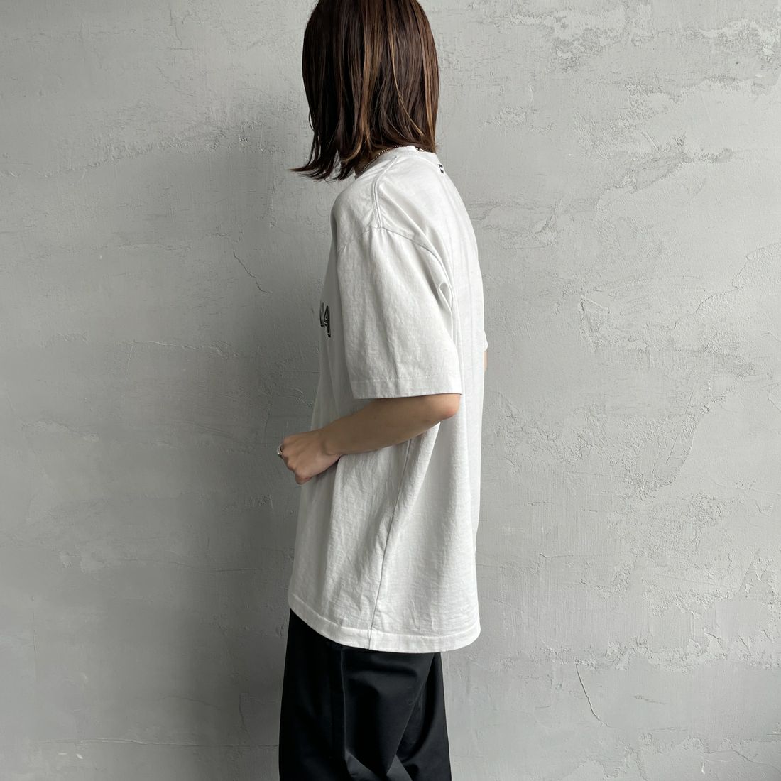 Americana × JEANS FACTORY [アメリカーナ × ジーンズファクトリー] 別注 オゾンバイオ加工 ロゴプリントTシャツ [ASO-795-1-JF] LT.GREY &&モデル身長：158cm 着用サイズ：F&&