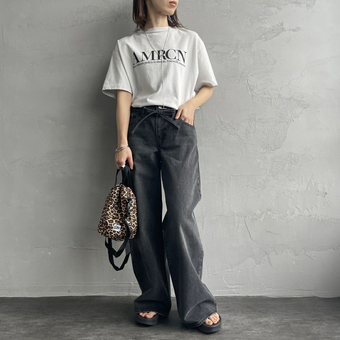 Americana × JEANS FACTORY [アメリカーナ × ジーンズファクトリー] 別注 オゾンバイオ加工 バックプリントTシャツ [ASO-795-2-JF] LT.GREY &&モデル身長：158cm 着用サイズ：F&&