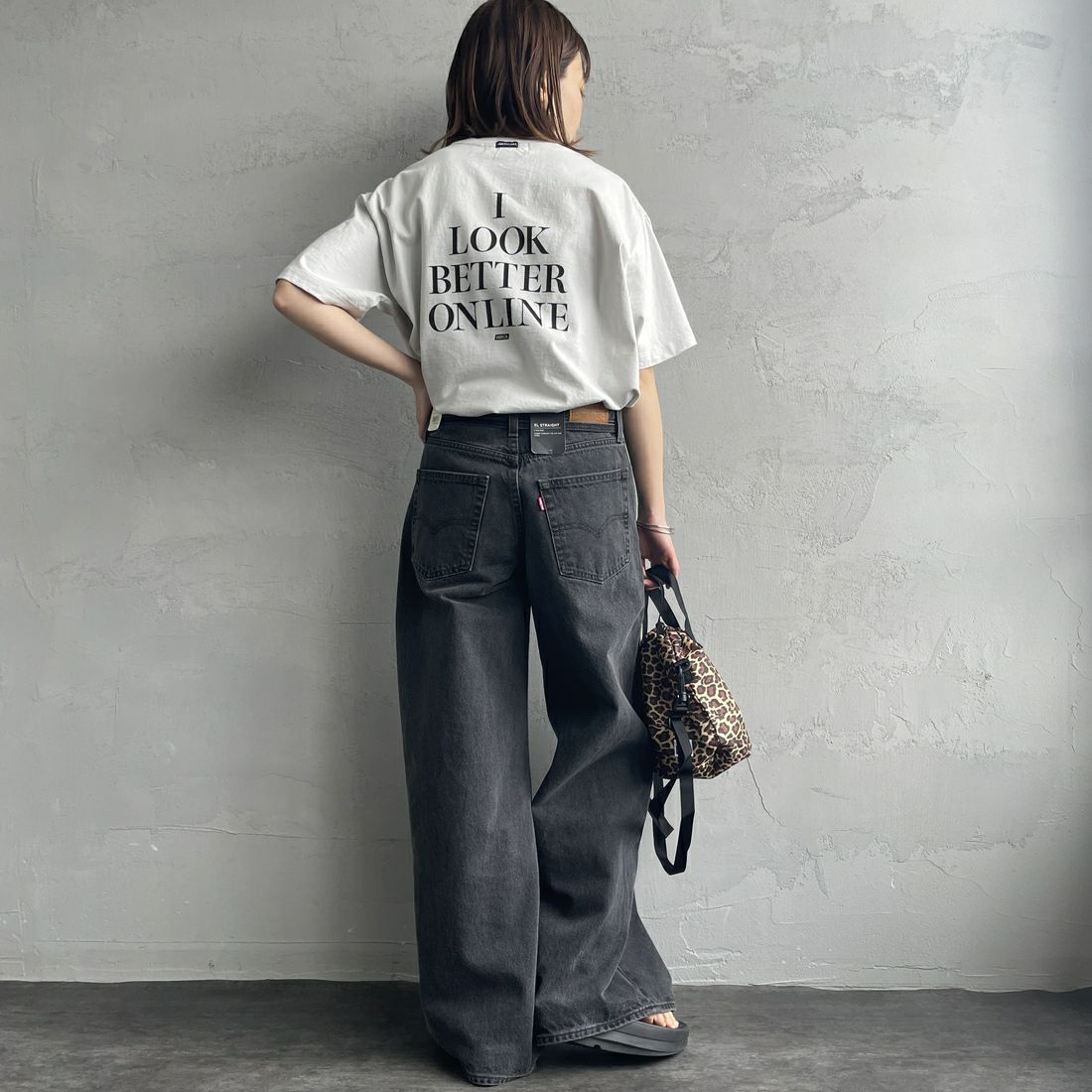 Americana × JEANS FACTORY [アメリカーナ × ジーンズファクトリー] 別注 オゾンバイオ加工 バックプリントTシャツ [ASO-795-2-JF] LT.GREY &&モデル身長：158cm 着用サイズ：F&&