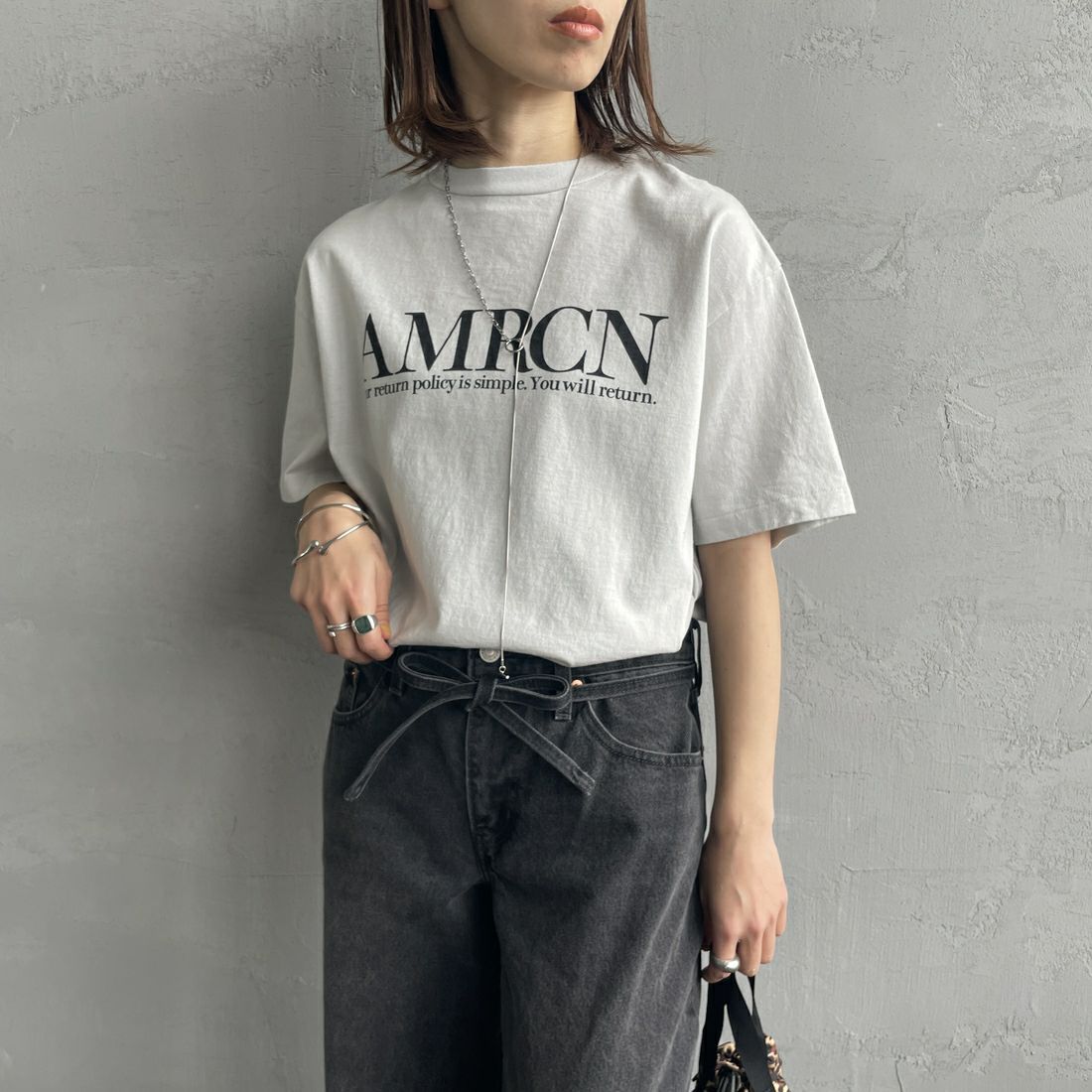 Americana × JEANS FACTORY [アメリカーナ × ジーンズファクトリー] 別注 オゾンバイオ加工 バックプリントTシャツ [ASO-795-2-JF] LT.GREY &&モデル身長：158cm 着用サイズ：F&&