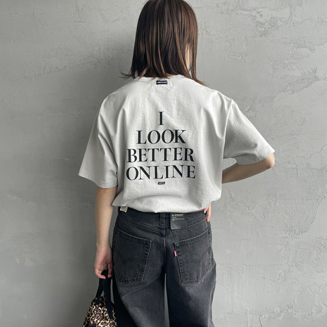 Americana × JEANS FACTORY [アメリカーナ × ジーンズファクトリー] 別注 オゾンバイオ加工 バックプリントTシャツ [ASO-795-2-JF] LT.GREY &&モデル身長：158cm 着用サイズ：F&&