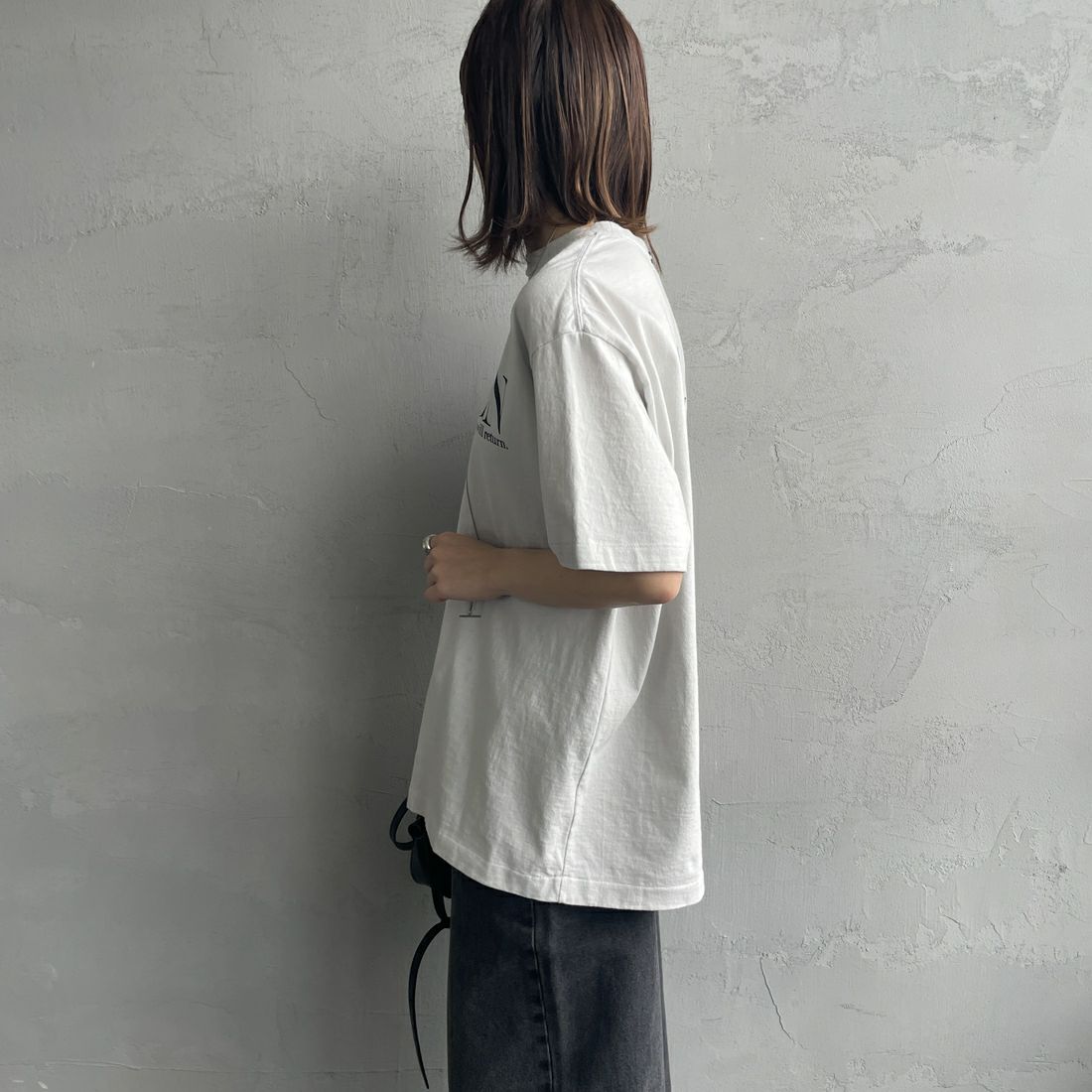 Americana × JEANS FACTORY [アメリカーナ × ジーンズファクトリー] 別注 オゾンバイオ加工 バックプリントTシャツ [ASO-795-2-JF] LT.GREY &&モデル身長：158cm 着用サイズ：F&&
