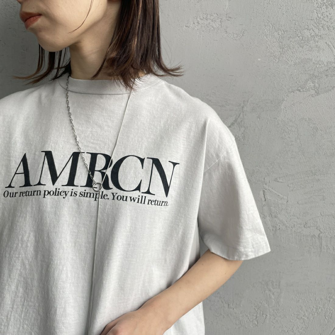 Americana × JEANS FACTORY [アメリカーナ × ジーンズファクトリー] 別注 オゾンバイオ加工 バックプリントTシャツ [ASO-795-2-JF] LT.GREY &&モデル身長：158cm 着用サイズ：F&&
