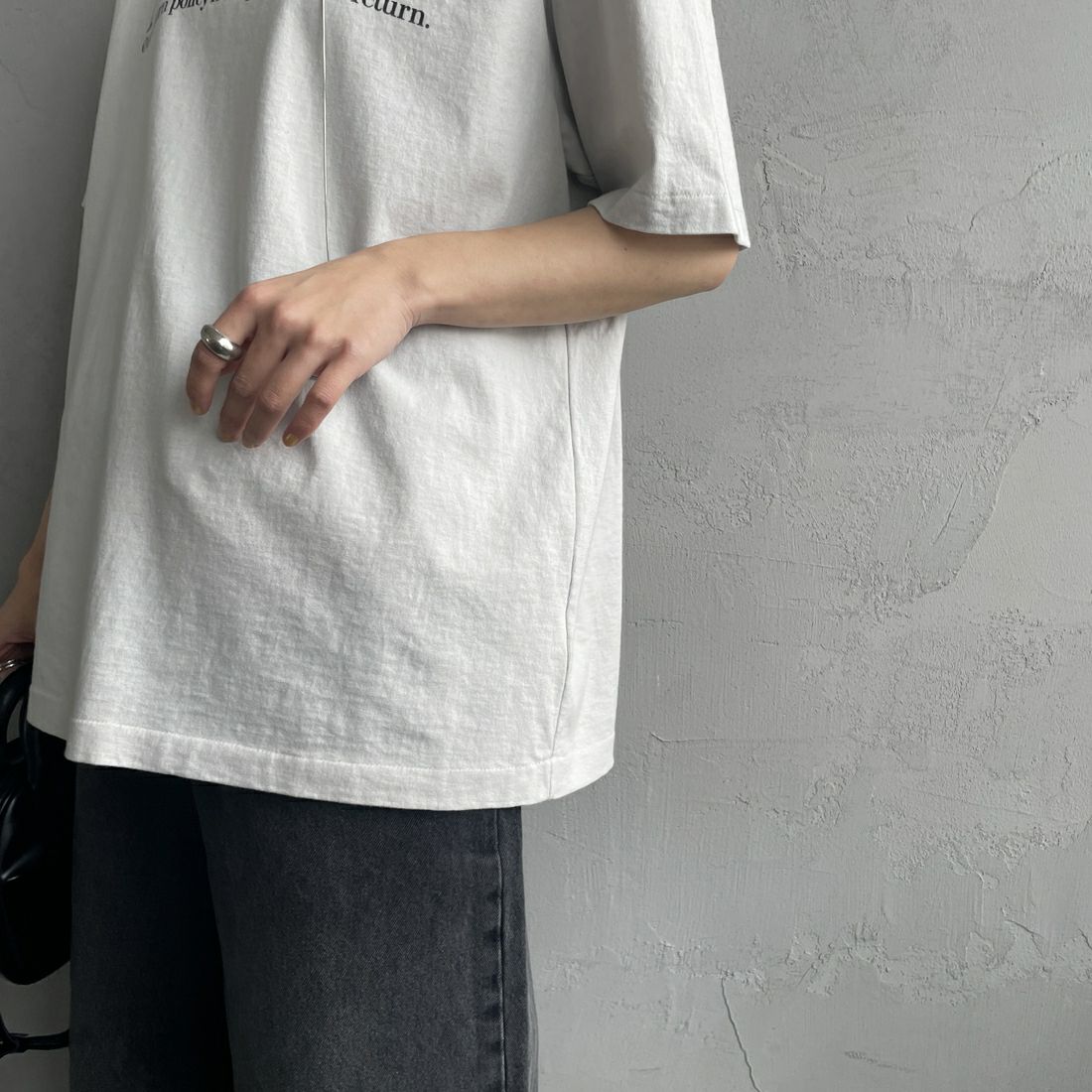 Americana × JEANS FACTORY [アメリカーナ × ジーンズファクトリー] 別注 オゾンバイオ加工 バックプリントTシャツ [ASO-795-2-JF] LT.GREY &&モデル身長：158cm 着用サイズ：F&&