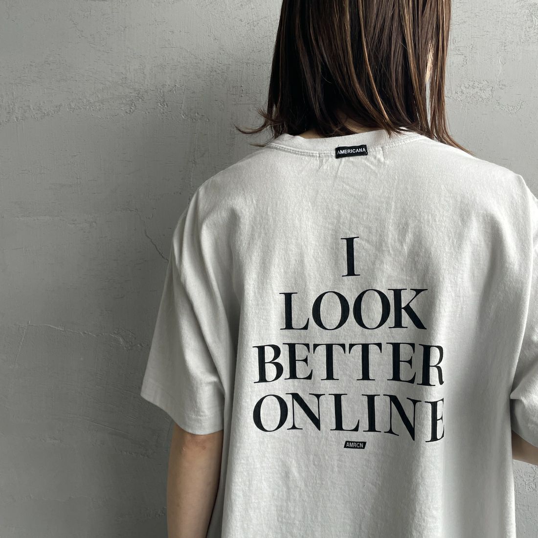 Americana × JEANS FACTORY [アメリカーナ × ジーンズファクトリー] 別注 オゾンバイオ加工 バックプリントTシャツ [ASO-795-2-JF] LT.GREY &&モデル身長：158cm 着用サイズ：F&&