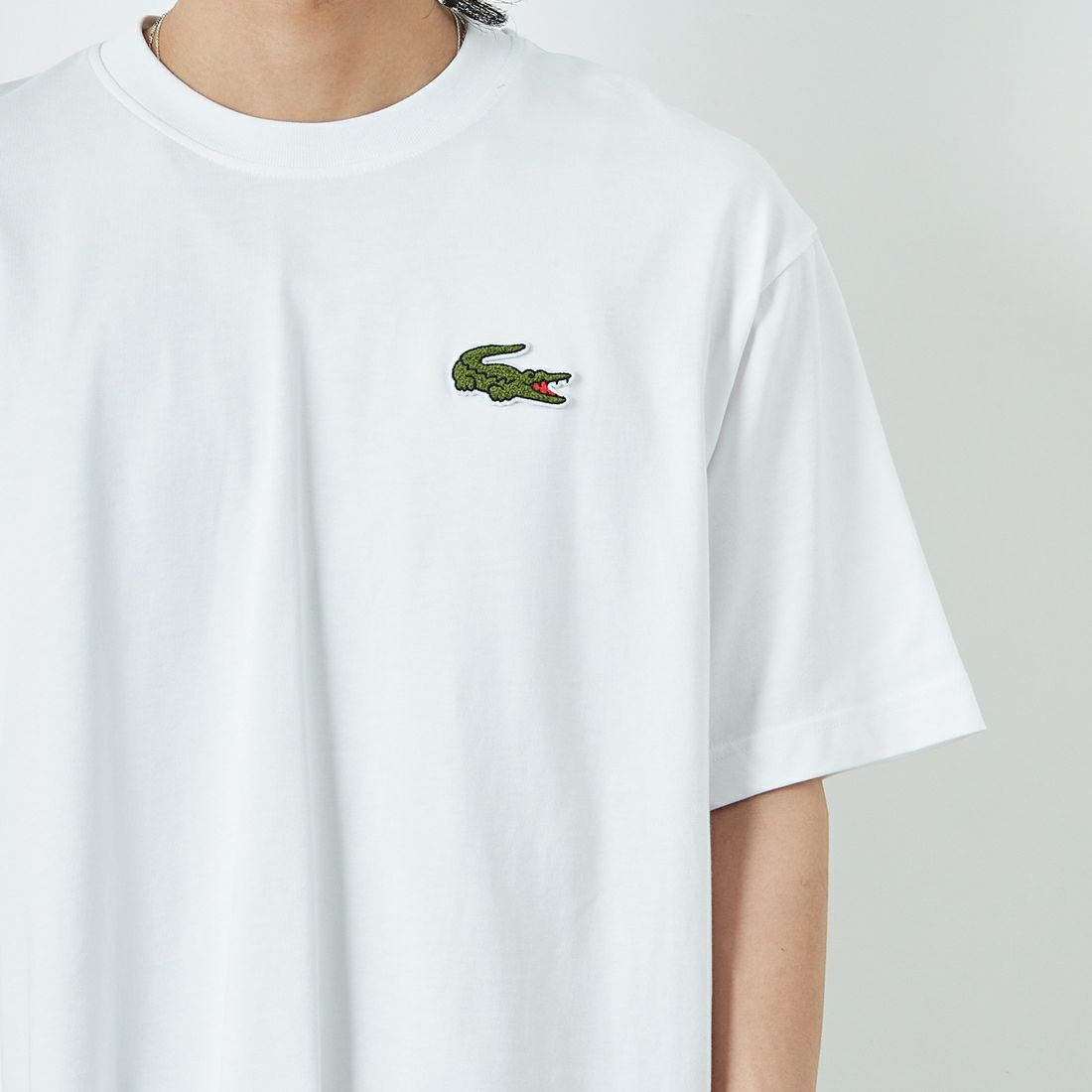 LACOSTE [ラコステ] シェニールワニロゴ ルーズフィットTシャツ [TH2745] 001 WHITE &&モデル身長：179cm 着用サイズ：L&&