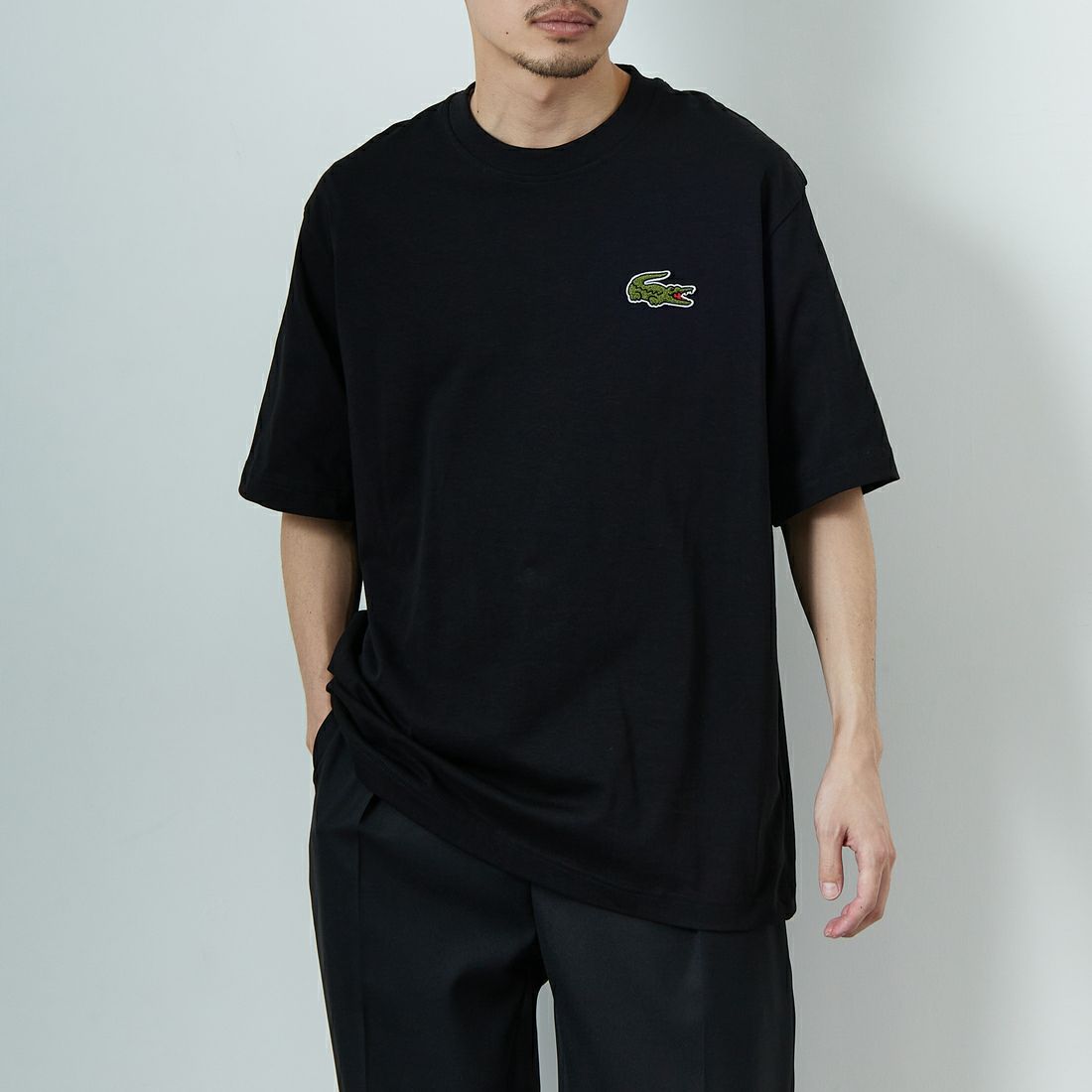 LACOSTE [ラコステ] シェニールワニロゴ ルーズフィットTシャツ [TH2745] 031 BLACK &&モデル身長：168cm 着用サイズ：M&&
