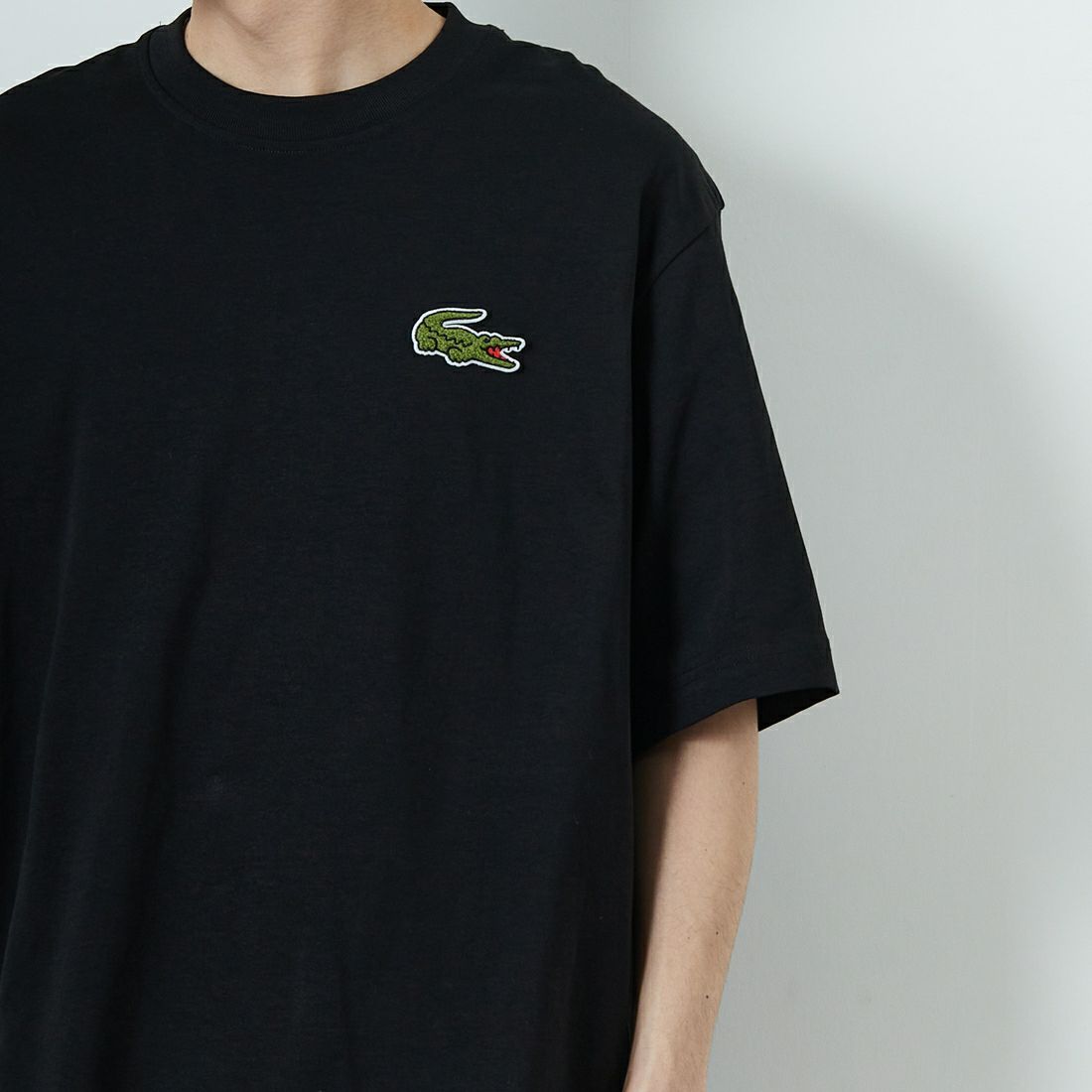 LACOSTE [ラコステ] シェニールワニロゴ ルーズフィットTシャツ [TH2745] 031 BLACK &&モデル身長：168cm 着用サイズ：M&&