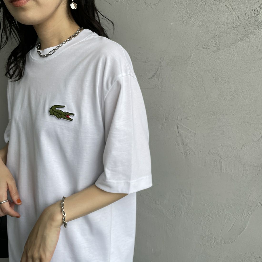 LACOSTE [ラコステ] シェニールワニロゴ ルーズフィットTシャツ [TH2745] 001 WHITE &&モデル身長：160cm 着用サイズ：S&&