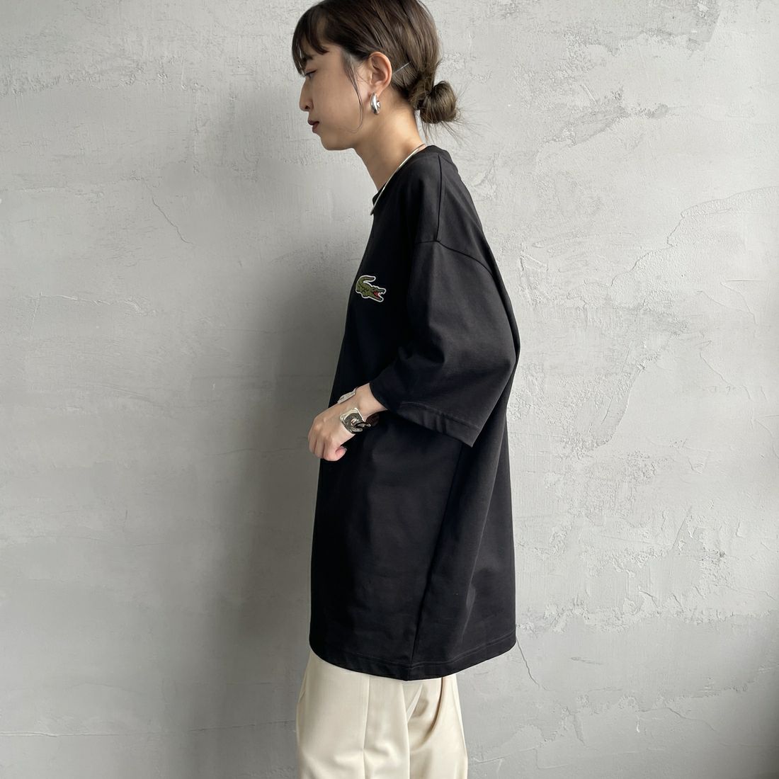 LACOSTE [ラコステ] シェニールワニロゴ ルーズフィットTシャツ [TH2745] 031 BLACK &&モデル身長：150cm 着用サイズ：S&&