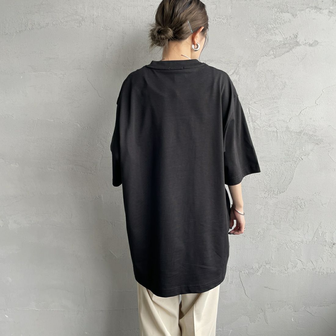LACOSTE [ラコステ] シェニールワニロゴ ルーズフィットTシャツ [TH2745] 031 BLACK &&モデル身長：150cm 着用サイズ：S&&