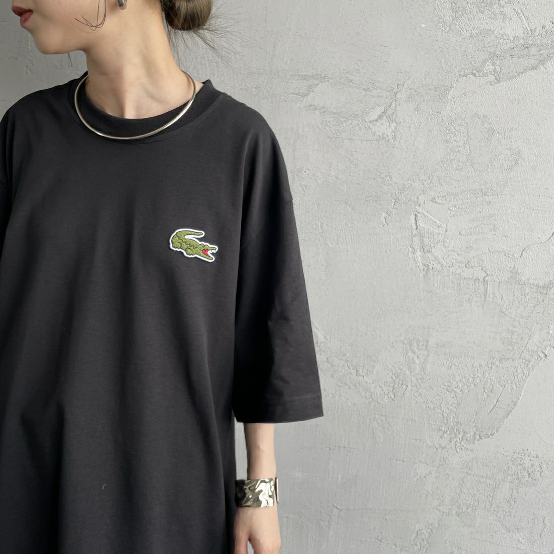 LACOSTE [ラコステ] シェニールワニロゴ ルーズフィットTシャツ [TH2745] 031 BLACK &&モデル身長：150cm 着用サイズ：S&&