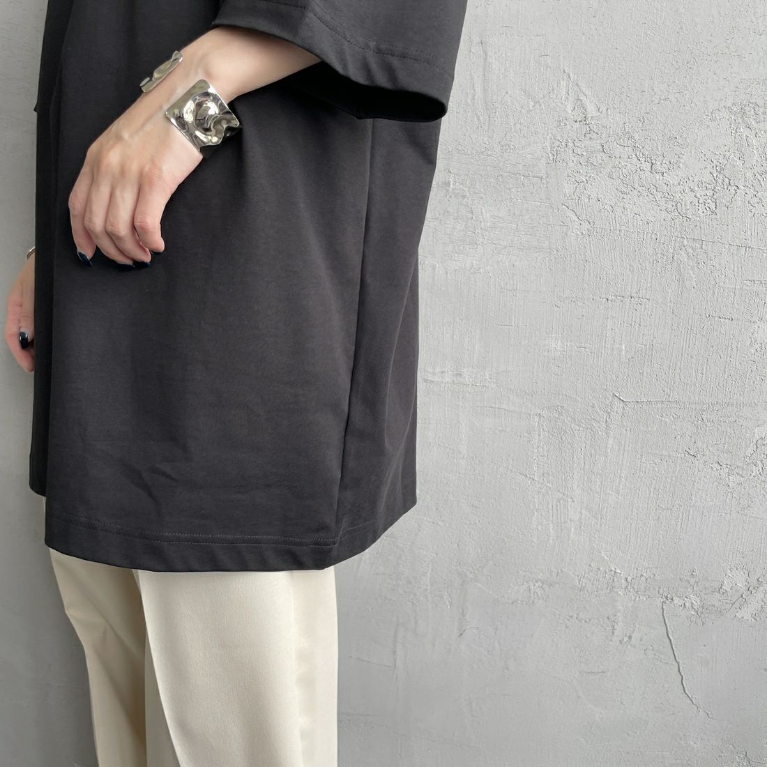 LACOSTE [ラコステ] シェニールワニロゴ ルーズフィットTシャツ [TH2745] 031 BLACK &&モデル身長：150cm 着用サイズ：S&&