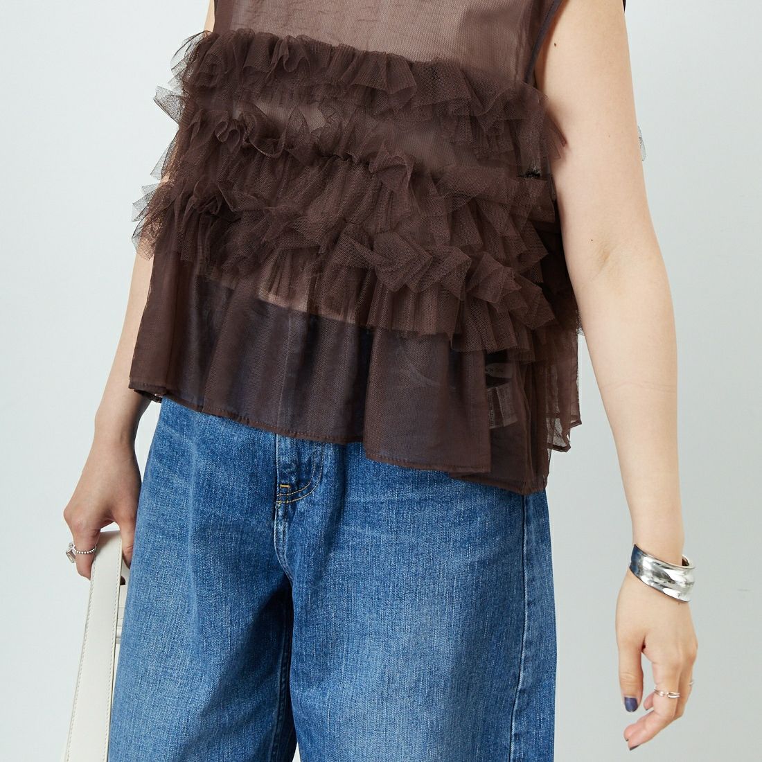 CHIGNON [シニヨン] チュールフリルプルオーバー [1652-213NH] BROWN &&モデル身長：159cm 着用サイズ：F&&