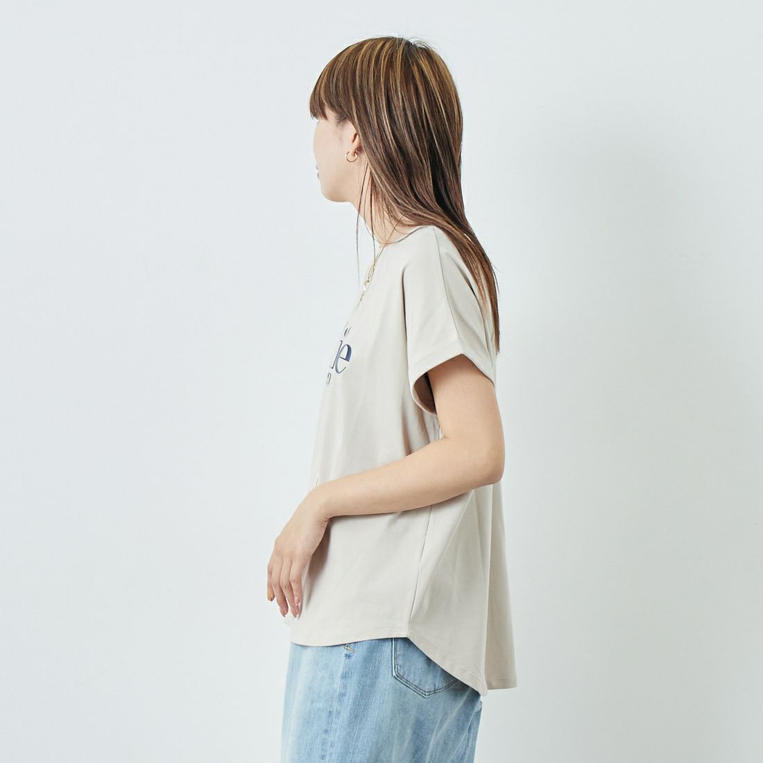 Maison de L'allure [メゾン ドゥ ラリュール] 光沢ラバーロゴプリントTシャツ [M25112029] 23 GREIGE&& モデル身長：167cm 着用サイズ：F&&