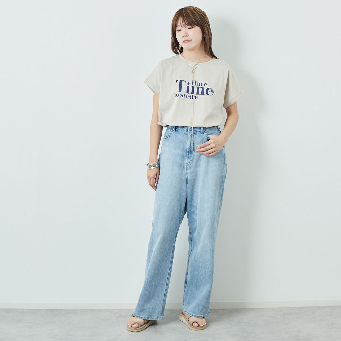 Maison de L'allure [メゾン ドゥ ラリュール] 光沢ラバーロゴプリントTシャツ [M25112029] 23 GREIGE&& モデル身長：167cm 着用サイズ：F&&