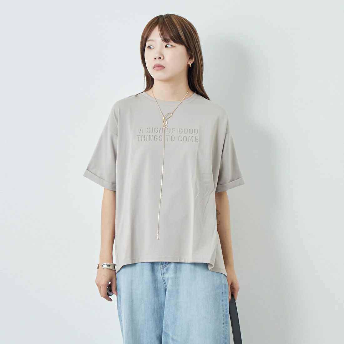 Maison de L'allure [メゾン ドゥ ラリュール] エンボスロゴTシャツ [M25112028] 23 GREIGE &&モデル身長：167cm 着用サイズ：F&&