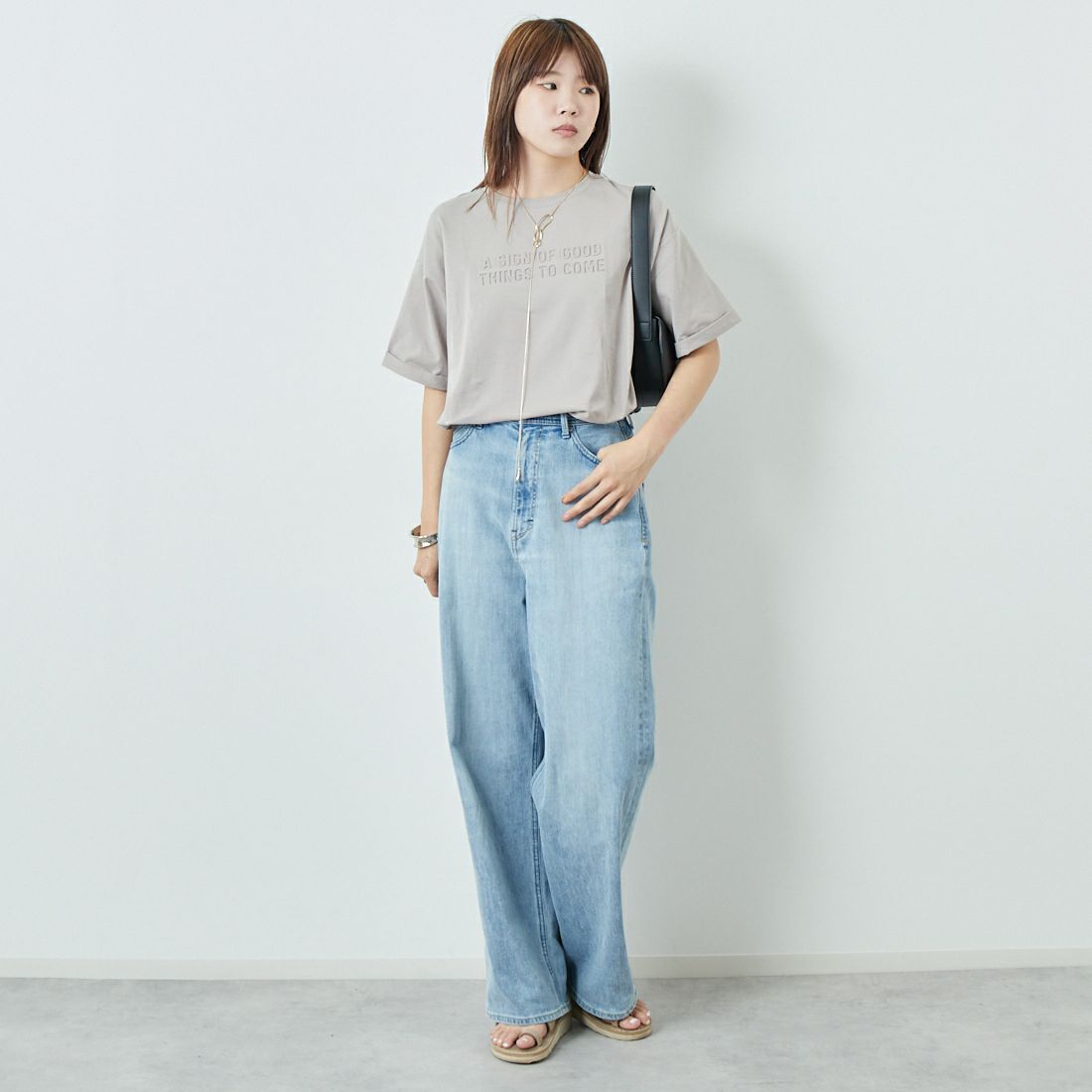 Maison de L'allure [メゾン ドゥ ラリュール] エンボスロゴTシャツ [M25112028] 23 GREIGE &&モデル身長：167cm 着用サイズ：F&&