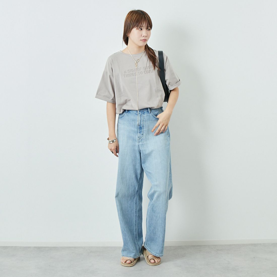 Maison de L'allure [メゾン ドゥ ラリュール] エンボスロゴTシャツ [M25112028] 23 GREIGE &&モデル身長：167cm 着用サイズ：F&&